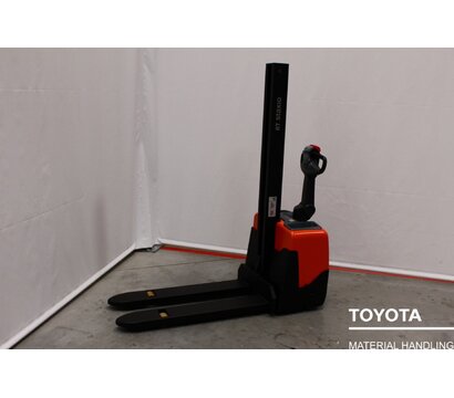 TOYOTA HWE100 2012000464