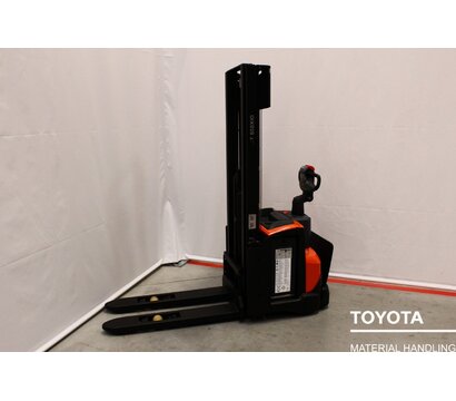 TOYOTA SWE120L 2207008983