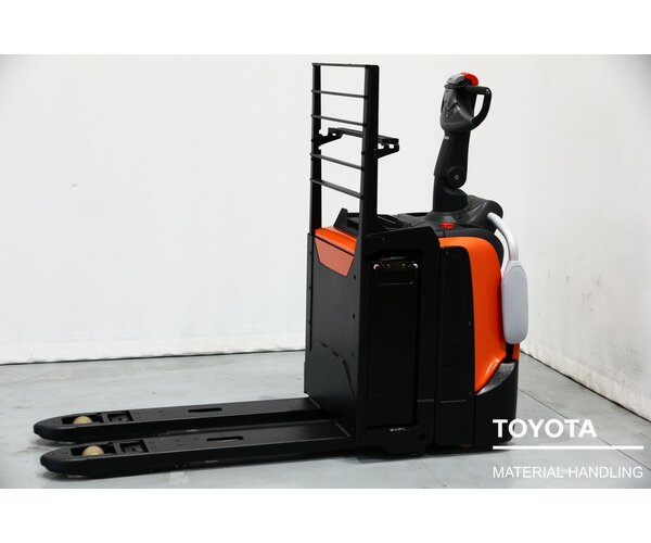 TOYOTA LPE200 1804008375